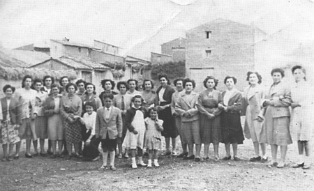 Plante de mujeres el primero de mayo. Langa del Castillo.