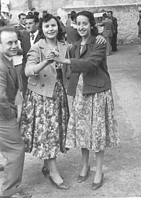 Amigas bailando. Langa del Castillo.