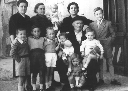 Cele y Maximina Valero y Claudio Julve con sus nietos. Langa del Castillo.