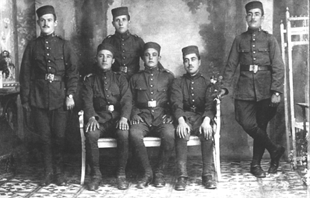 Emilio TomÃ¡s e Hilario JuliÃ¡n entre otros militares. Langa del Castillo.