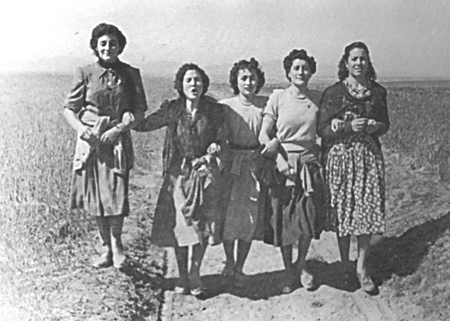 Grupo de amigas. Langa del Castillo.