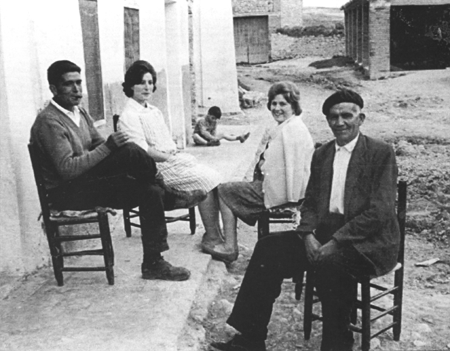 Tomando la fresca. Langa del Castillo.