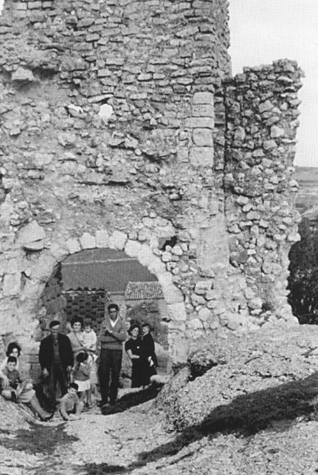 Familia SebastiÃ¡n de paseo por el castillo. Langa del Castillo.