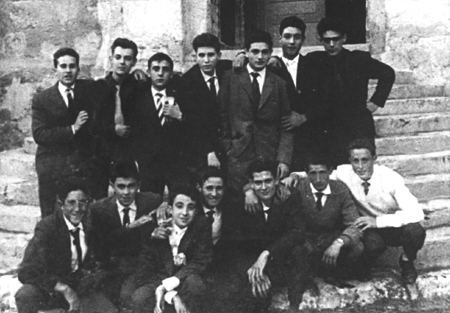 Cuadrilla de amigos en las fiestas. Langa del Castillo.