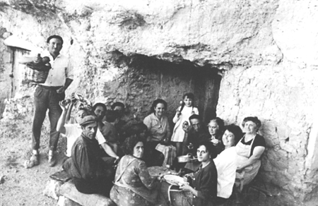 Familias merendando en la bodega. Langa del Castillo.