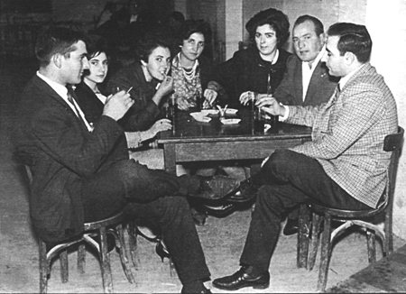 Tomando vermut en el casino. Langa del Castillo.