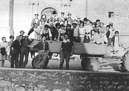 Preparados para salir a la ermita. Langa del Castillo.