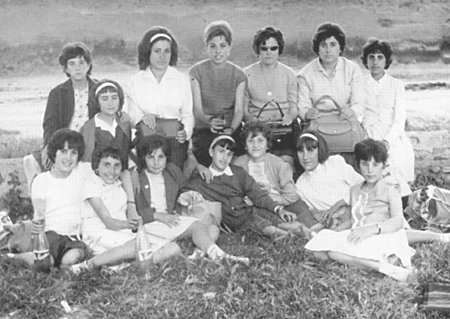 La Srta RosalÃ­a con alumnas y amigas. Langa del Castillo.