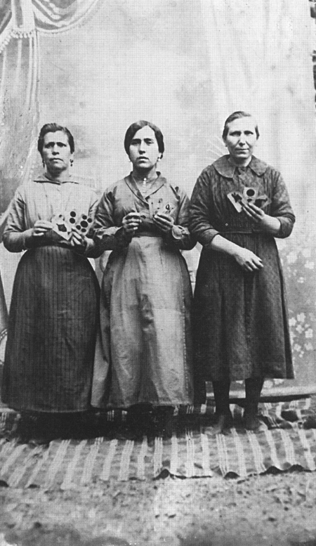 Teresa Serrano, TeÃ³fila Perales y MÂª Cruz Sierra. Langa del Castillo.