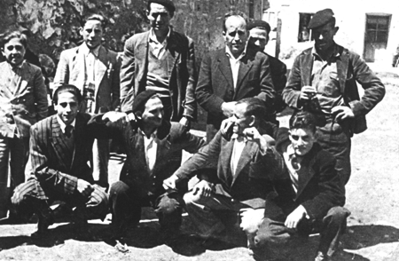 Grupo de amigos. Langa del Castillo.