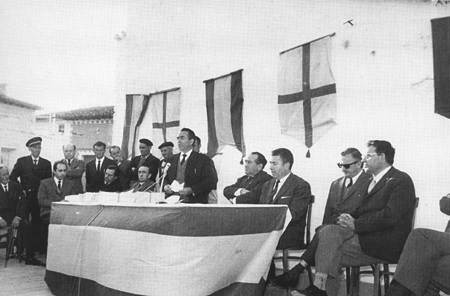 El alcalde de Langa del Castillo y los miembros de la corporaciÃ³n municipal.