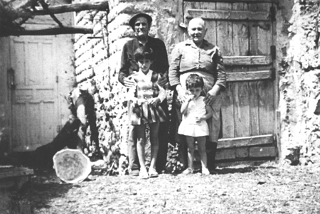 Abuelos con sus nietas. Langa del Castillo.