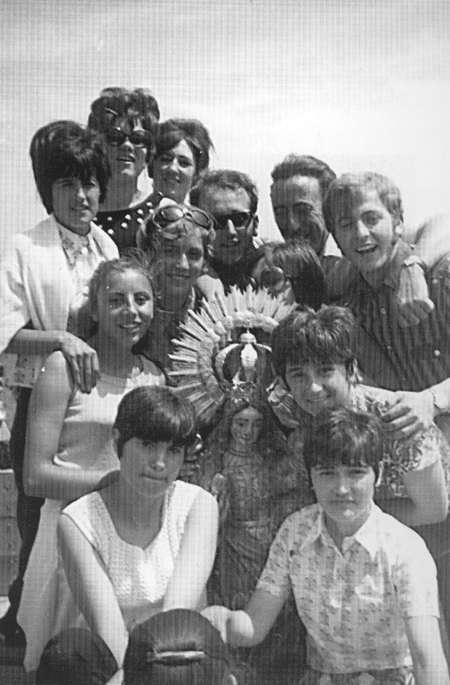 Vecinos de Langa del Castillo camino de la ermita.