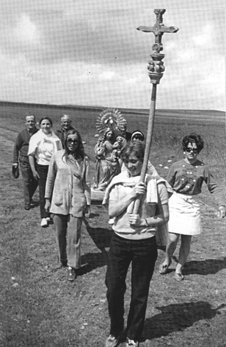 Vecinos de Langa del Castillo camino de la ermita.