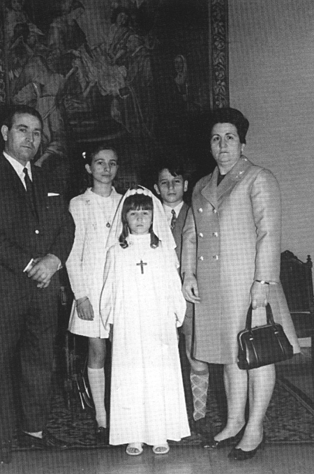 NiÃ±a en el dÃ­a de su Primera ComuniÃ³n. Langa del Castillo.