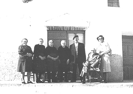 Grupo de vecinos en la puerta de casa. Langa del Castillo.