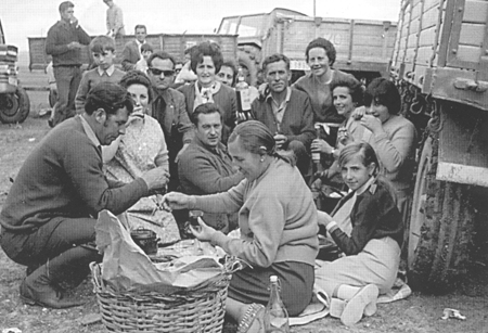 Merendando en la ermita. Langa del Castillo.