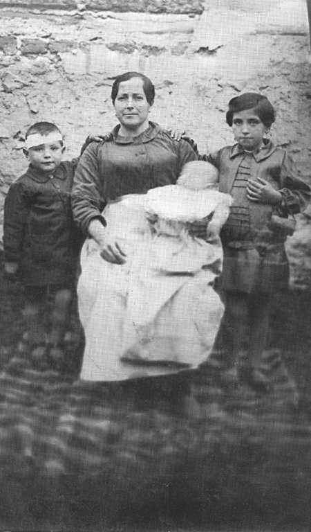 Isabel Serrano con sus hijos, Ãngel, Nieves y Feliciano. Langa del Castillo.