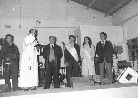 Grupo en la inauguraciÃ³n del PabellÃ³n Municipal. Langa del Castillo.