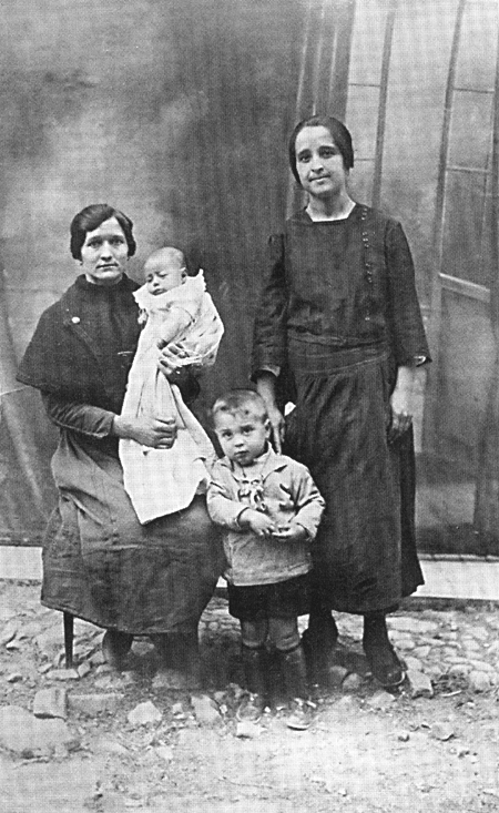 MarÃ­a Juan y Joaquina Franco con niÃ±os. Langa del Castillo.