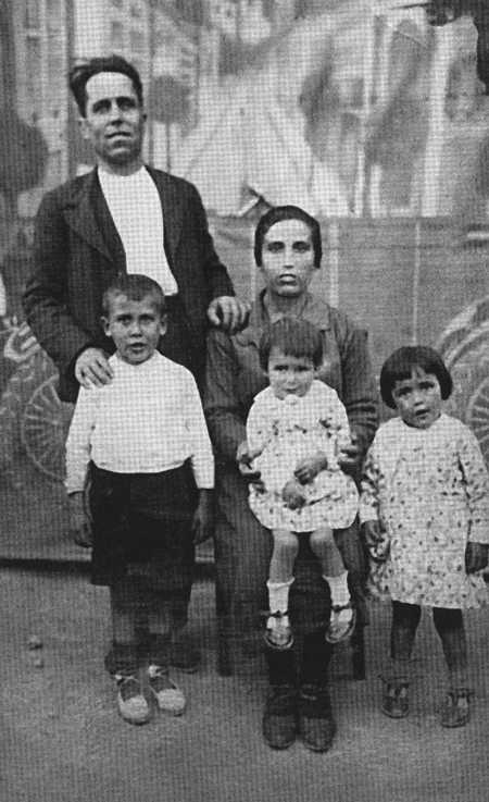 Hilario JuliÃ¡n, Pascuala CebriÃ¡n y sus hijos Pedro, LucÃ­a y Apolonia. Langa del Castillo.