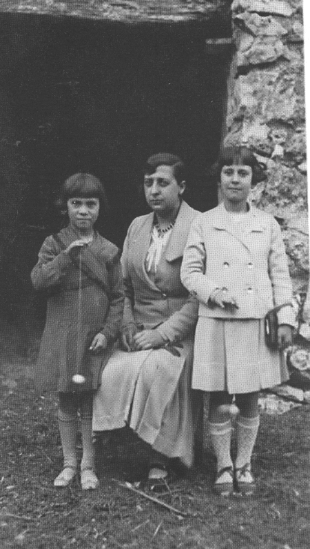 Teresa Gimeno junto con las niÃ±as Pilar Alcay y Tomasa. Langa del Castillo.