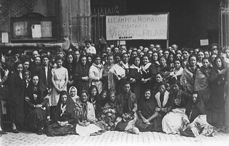 Vecinos de Langa del Castillo en una visita a la virgen del Pilar.