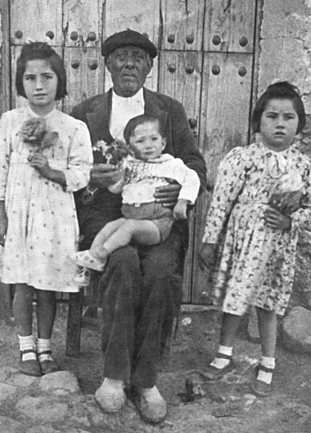 Hilario AlgÃ¡s con sus hijos. Langa del Castillo.