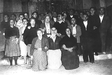 Rezando dentro de la ermita. Langa del Castillo.