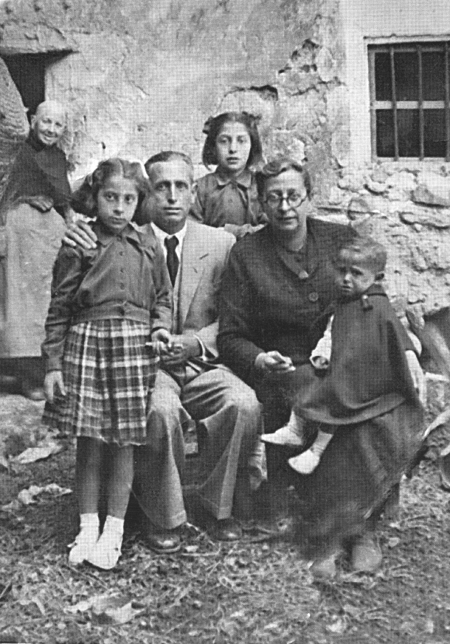 Familia Quilez Gimeno y la abuela Pascuala. Langa del Castillo.