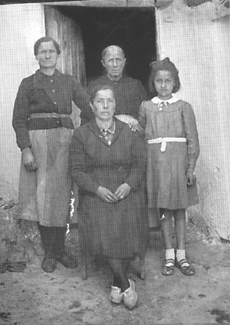 MarÃ­a Juan, Vicenta Salvador, Josefina y Domina Juan. Langa del Castillo.