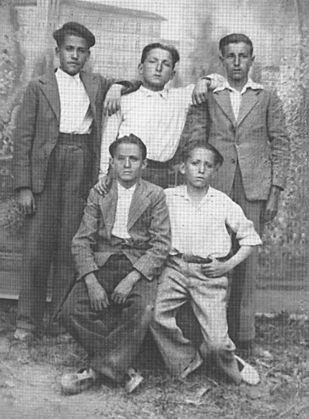 Grupo de amigos. Langa del Castillo.