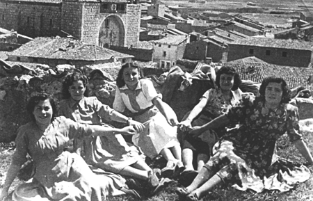Grupo de amigas. Al fondo, la localidad de Langa del Castillo.
