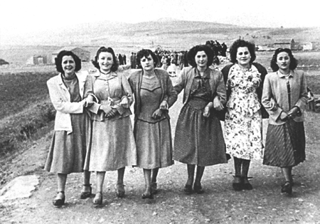 Grupo de amigas en Langa del Castillo.