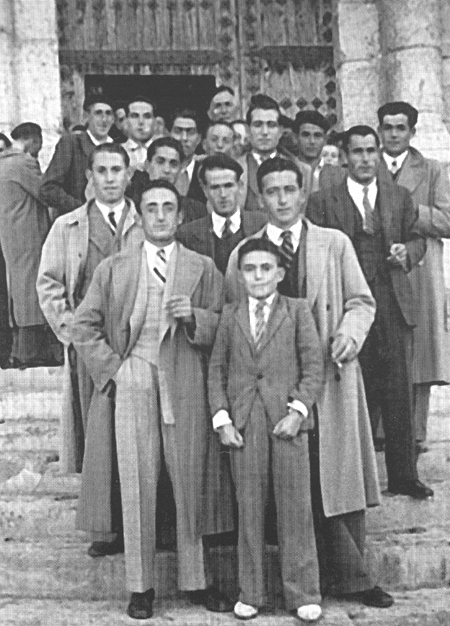 Grupo de amigos en la puerta de la iglesia. Langa del Castillo.