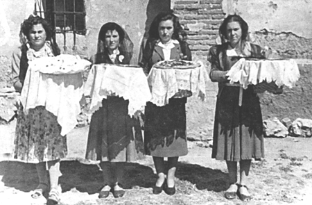 Amigas mostrando el pan bendito. Langa del Castillo.