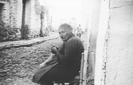 Pascuala CebriÃ¡n haciendo puntilla. Langa del Castillo.