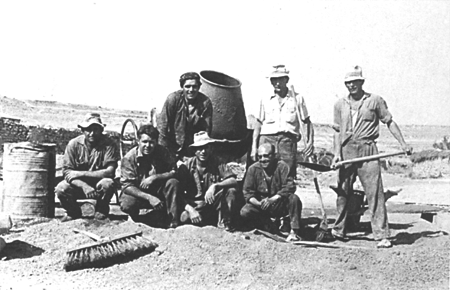 Cuadrilla en un descanso durante el asfaltado de calles. Langa del Castillo.
