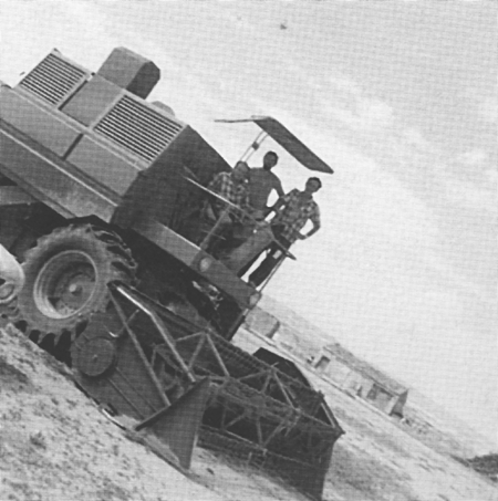 Cosechando en Langa del Castillo con una YASA.