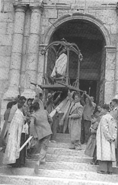 Las banderas pasan por debajo de la Virgen. Langa del Castillo.