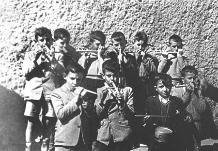 Banda de Langa del Castillo con sus gaitas de caÃ±a.