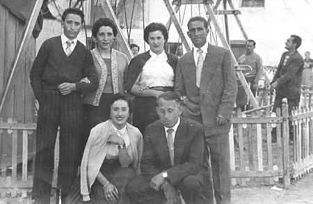 Grupo en las barcas de las fiestas. Langa del Castillo.