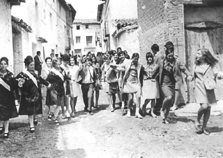 Baile en la calle en las fiestas de mayo. Langa del Castillo.