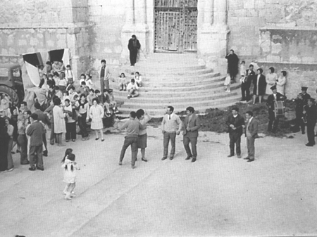 Bailando en la plaza el primero de mayo. Langa del Castillo.