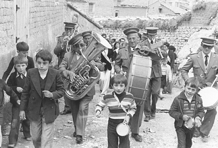 Banda de Almonacid y Anselmo Valero al trombÃ³n. Langa del Castillo.