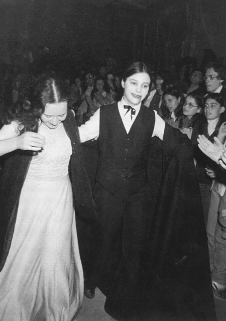 Pili y Estrella Franco en un baile de disfraces. Langa del Castillo.