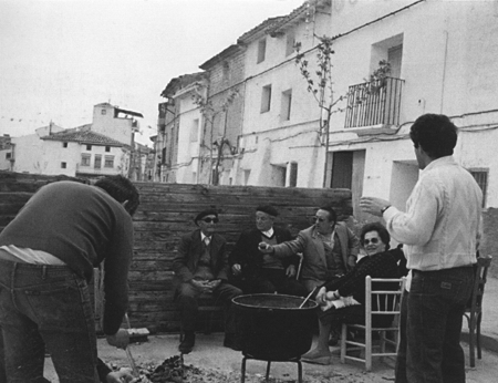 Vecinos de Langa del Castillo en las calderetas de agosto.