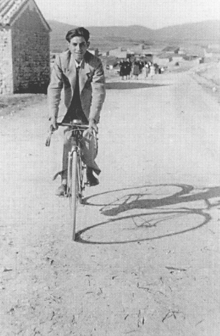 Ãngel Quilez mientras participa en la carrera de bicicletas. Langa del Castillo.