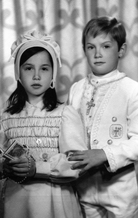 Ãngela y Juan Carlos en el dÃ­a de su primera comuniÃ³n. Cuencabuena.