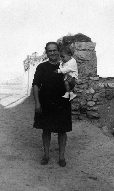 Mujer con niÃ±a en las calles de Cuencabuena.